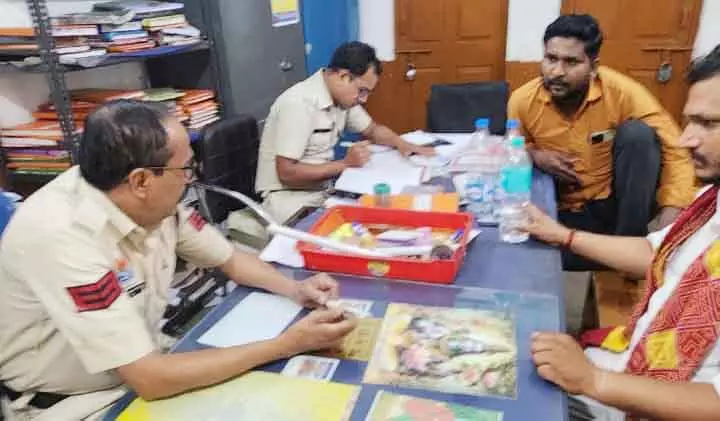थाने को कमीशन देने पहुंचा माफिया! बैठने का तरीका ऐसा कि मानो सेटिंग है तगड़ी थाने को कमीशन देने पहुंचा माफिया! बैठने का तरीका ऐसा कि मानो सेटिंग है तगड़ी