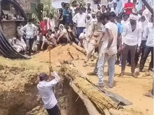 Karauli: करौली में हादसा, कुएं में मिट्टी धंसने से दो सगे भाई मरे Karauli: करौली में हादसा, कुएं में मिट्टी धंसने से दो सगे भाई मरे