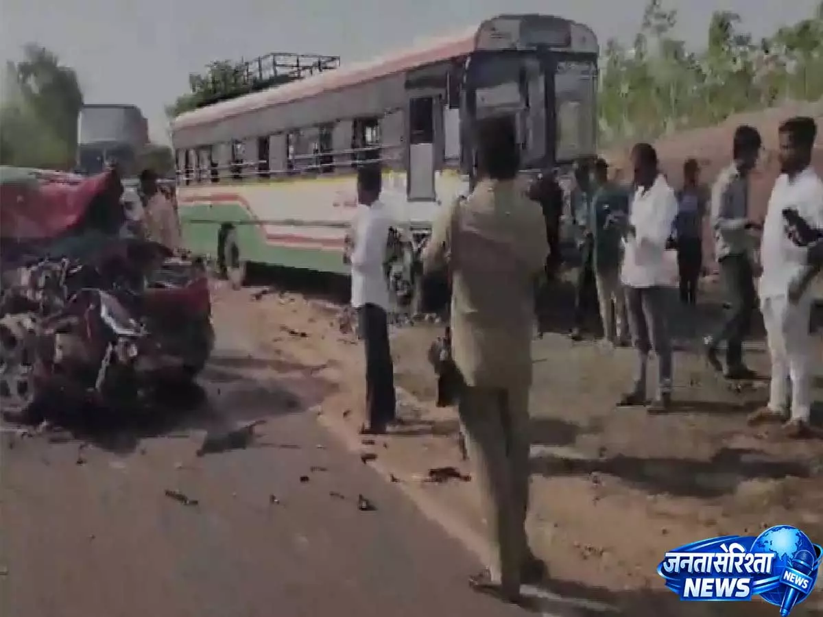 Hyderabad: चेवेल्ला में बस-कार की टक्कर, दो यात्री घायल Hyderabad: चेवेल्ला में बस-कार की टक्कर, दो यात्री घायल