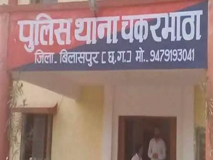 पराई महिला से संबंध, पत्नी ने हंसिए से काटा पति का प्राइवेट पार्ट पराई महिला से संबंध, पत्नी ने हंसिए से काटा पति का प्राइवेट पार्ट