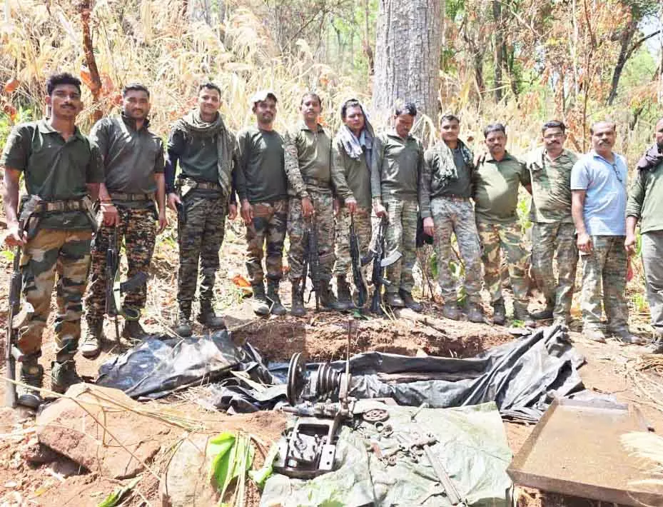 नक्सलियों का हथियार फैक्ट्री मिला, राजनांदगांव-महाराष्ट्र बॉर्डर में बड़ी कार्रवाई नक्सलियों का हथियार फैक्ट्री मिला, राजनांदगांव-महाराष्ट्र बॉर्डर में बड़ी कार्रवाई