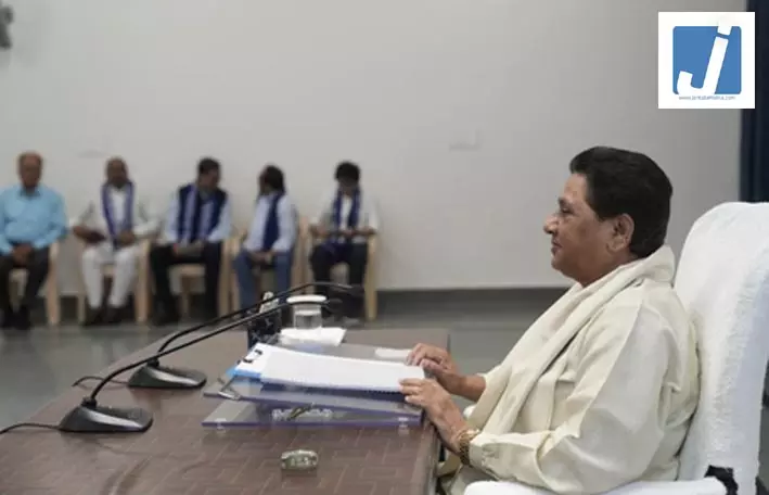 विरोधी दल संकीर्ण और छलावे की राजनीति कर रहे, जनता फिर बसपा की ओर देख रही: मायावती विरोधी दल संकीर्ण और छलावे की राजनीति कर रहे, जनता फिर बसपा की ओर देख रही: मायावती
