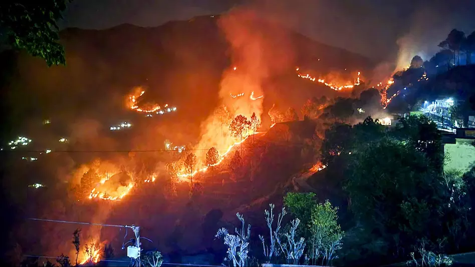 Dehradun: जंगलों से खेतों और बस्तियों तक फैली आग, अलर्ट जारी Dehradun: जंगलों से खेतों और बस्तियों तक फैली आग, अलर्ट जारी