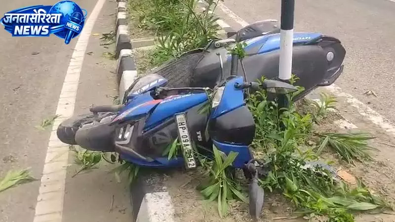 डिवाइडर से टकराई तेज रफ्तार स्कूटी, 21 वर्षीय युवक की मौत डिवाइडर से टकराई तेज रफ्तार स्कूटी, 21 वर्षीय युवक की मौत