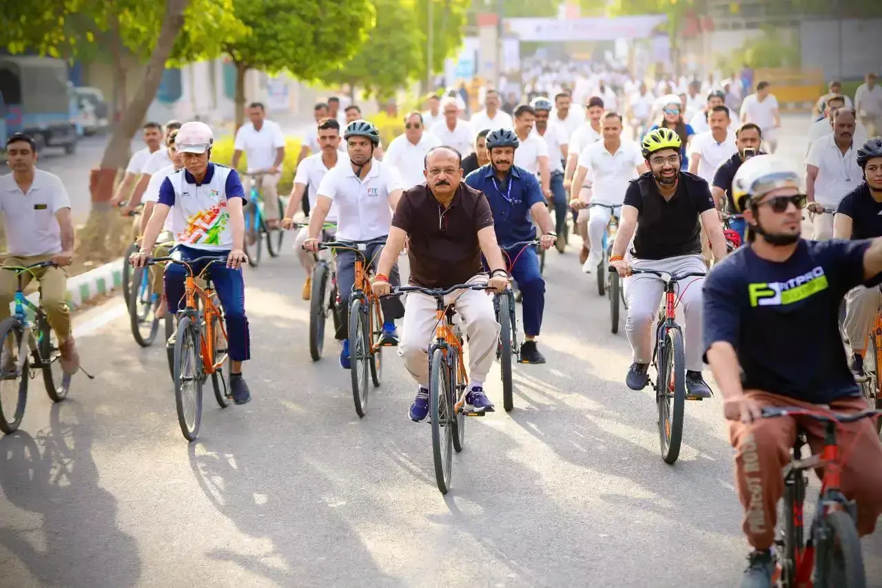 New Delhi: शिक्षा मंत्री सूद ने साइकिल चलाकर फिटनेस का दिया संदेश New Delhi: शिक्षा मंत्री सूद ने साइकिल चलाकर फिटनेस का दिया संदेश