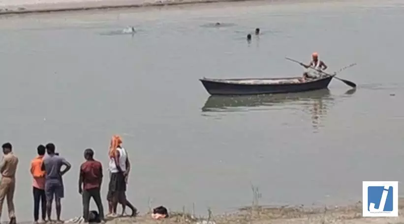 नदी में दर्दनाक हादसा, भाई-बहन की डूबने से मौत, एक को बचा लिया गया नदी में दर्दनाक हादसा, भाई-बहन की डूबने से मौत, एक को बचा लिया गया