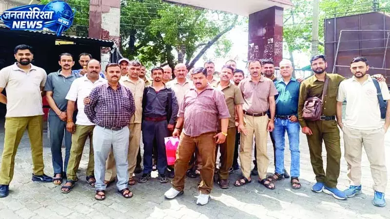 समय पर वेतन नहीं मिला तो करेंगे चक्का जाम समय पर वेतन नहीं मिला तो करेंगे चक्का जाम