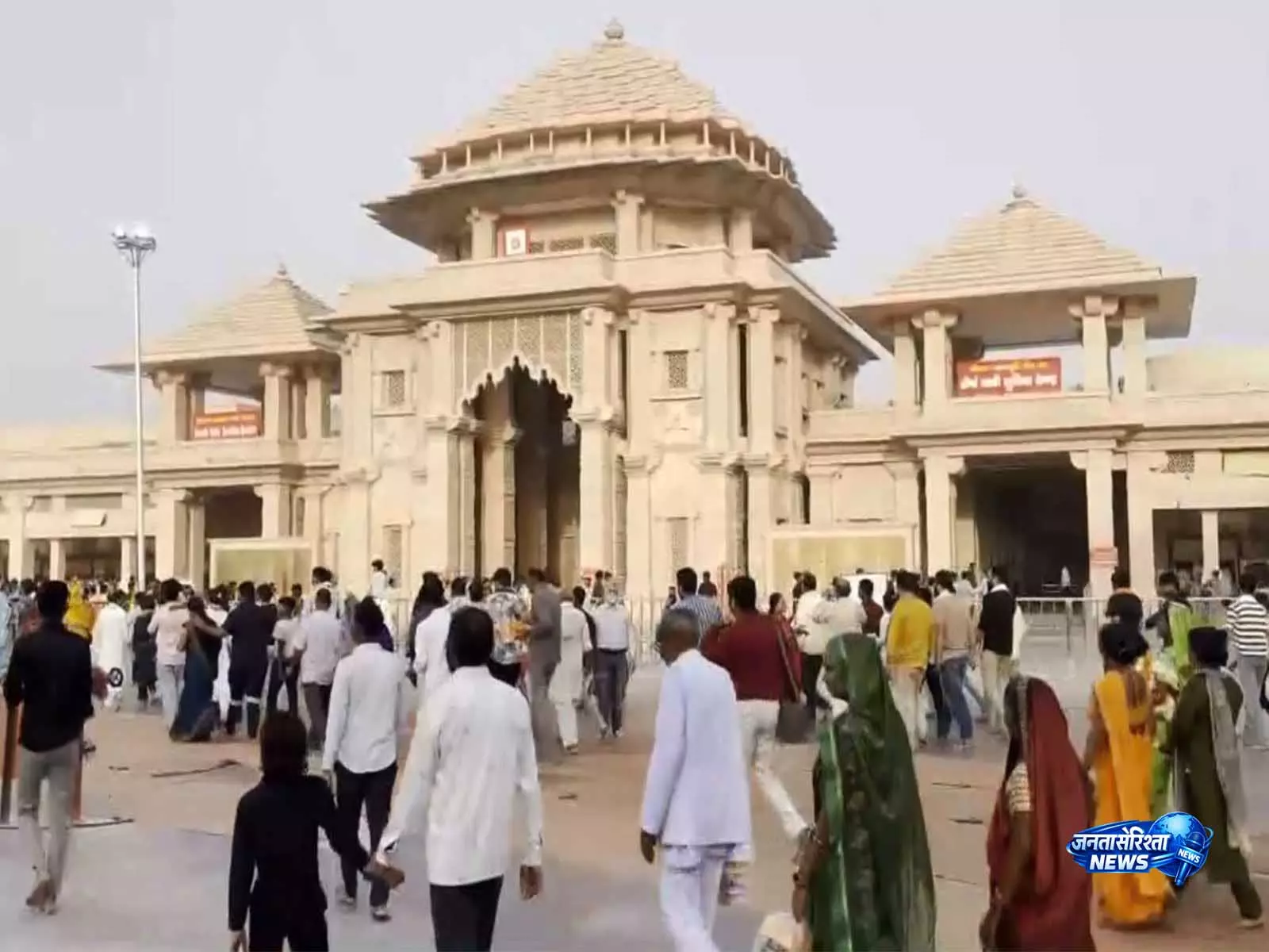 Ayodhya में श्री राम जन्मभूमि मंदिर में श्रद्धालुओं की भारी भीड़ Ayodhya में श्री राम जन्मभूमि मंदिर में श्रद्धालुओं की भारी भीड़