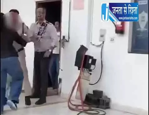 भिलाई के कार शो-रूम में सीईओ की नीच हरकत, महिला कर्मचारी ने सरेआम पीटा भिलाई के कार शो-रूम में सीईओ की नीच हरकत, महिला कर्मचारी ने सरेआम पीटा