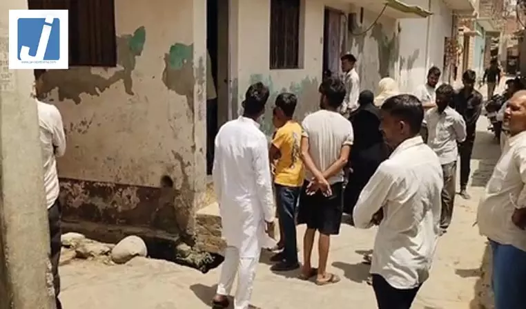 कुत्तों के हमले में 11 वर्षीय बच्ची की मौत, लोगों में आक्रोश कुत्तों के हमले में 11 वर्षीय बच्ची की मौत, लोगों में आक्रोश