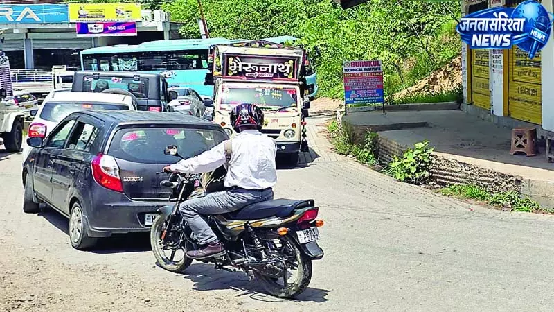 बिझड़ी में सडक़ के बीचों बीच खड़ी बस के कारण लगा जाम बिझड़ी में सडक़ के बीचों बीच खड़ी बस के कारण लगा जाम
