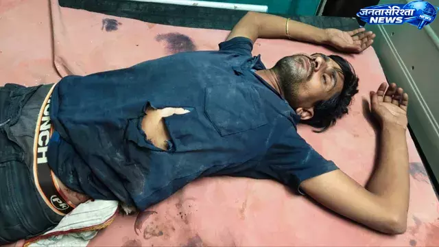 UP : ढंढेल गांव में युवक के पेट में गोली लगने से हड़कंप UP : ढंढेल गांव में युवक के पेट में गोली लगने से हड़कंप