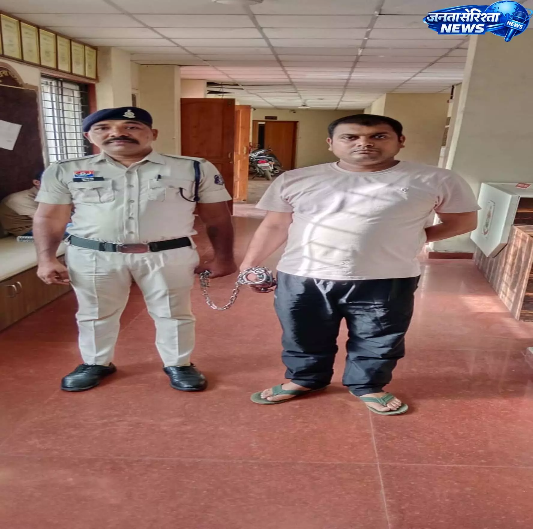 महिला से रेप मामले में गरियाबंद का पुलिस आरक्षक गिरफ्तार, तस्वीर आई सामने महिला से रेप मामले में गरियाबंद का पुलिस आरक्षक गिरफ्तार, तस्वीर आई सामने