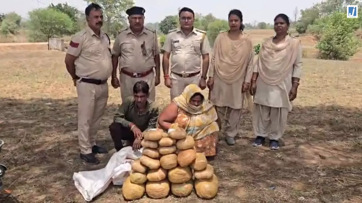 पति-पत्नी गांजा तस्करी करते गिरफ्तार, जुपिटर स्कूटी से कर रहे थे सप्लाई पति-पत्नी गांजा तस्करी करते गिरफ्तार, जुपिटर स्कूटी से कर रहे थे सप्लाई