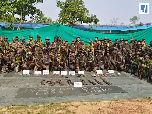 सुरक्षा बलों की सर्चिंग में हथियार और विस्फोटक का जखीरा जब्त सुरक्षा बलों की सर्चिंग में हथियार और विस्फोटक का जखीरा जब्त