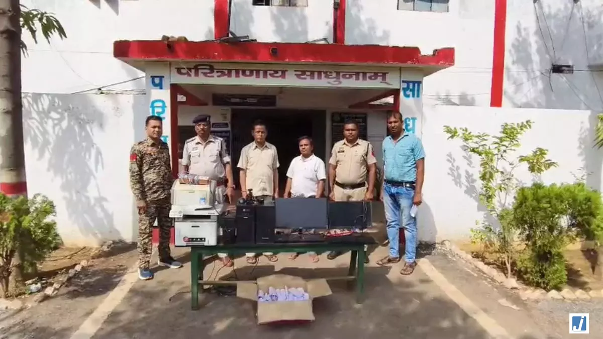 धान खरीदी में 99 लाख का फर्जीवाड़ा: समिति प्रबंधक व ऑपरेटर गिरफ्तार धान खरीदी में 99 लाख का फर्जीवाड़ा: समिति प्रबंधक व ऑपरेटर गिरफ्तार