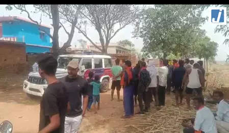 फंदे से लटका मिला विवाहिता का शव, दहेज हत्या का आरोप, ससुराल के लोग फरार फंदे से लटका मिला विवाहिता का शव, दहेज हत्या का आरोप, ससुराल के लोग फरार