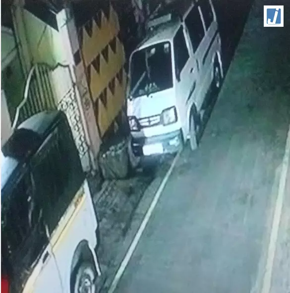 घर पर बम फेंकने की वारदात, नकाबपोश हमलावर फरार घर पर बम फेंकने की वारदात, नकाबपोश हमलावर फरार