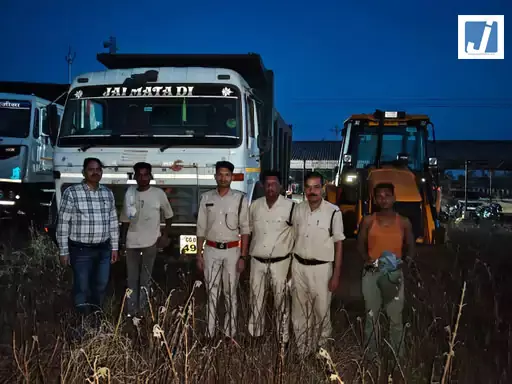 राजनांदगांव में अवैध खनन पर बड़ी कार्रवाई, 6 हाईवा समेत 8 वाहन जब्त राजनांदगांव में अवैध खनन पर बड़ी कार्रवाई, 6 हाईवा समेत 8 वाहन जब्त
