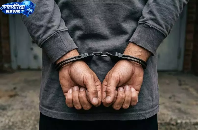 कचना शराब भट्ठी के पास अवैध रूप से शराब पिलाते युवक गिरफ्तार कचना शराब भट्ठी के पास अवैध रूप से शराब पिलाते युवक गिरफ्तार