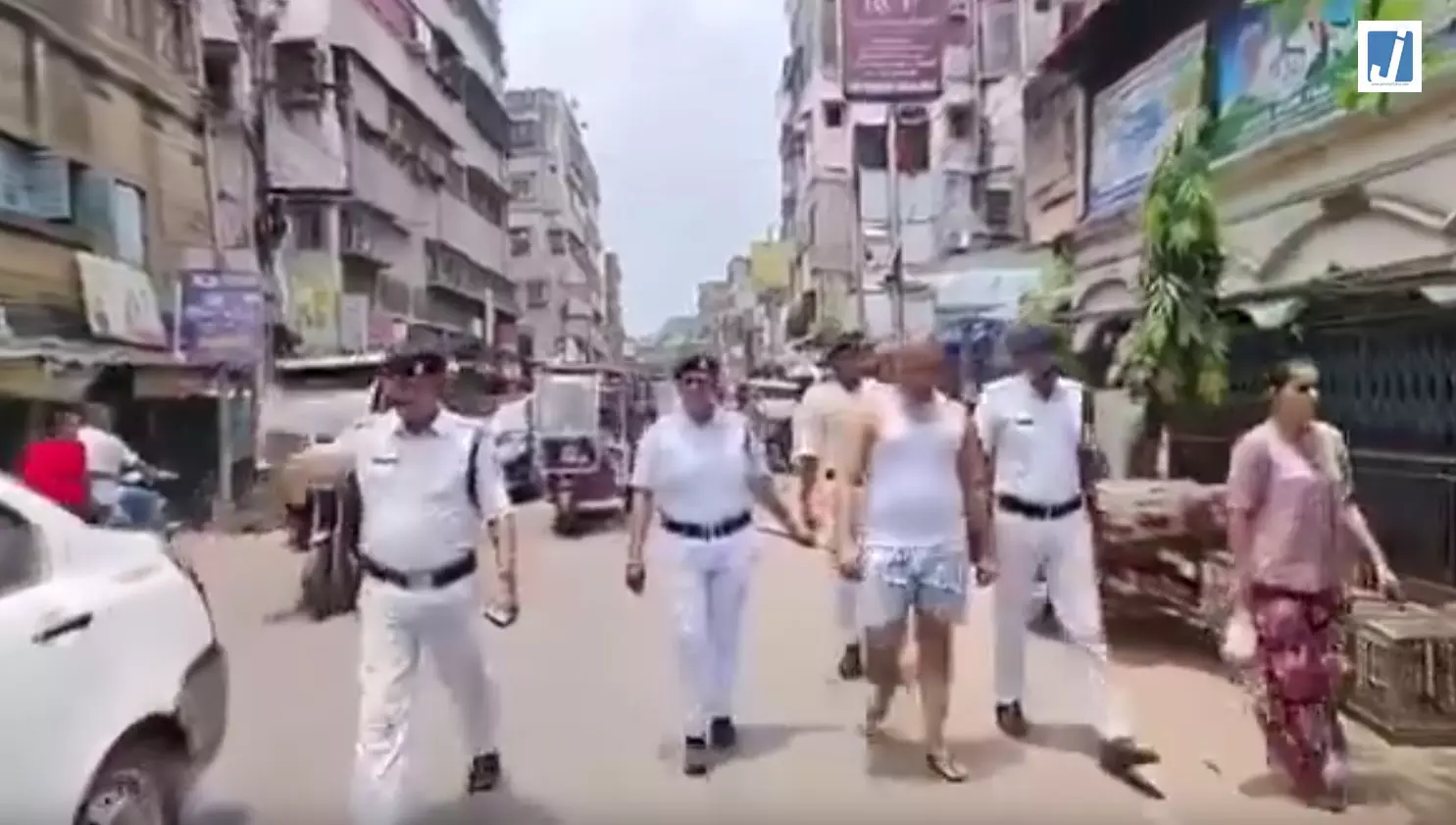 कुख्यात अपराधी पर पुलिस की बड़ी कार्रवाई, आकाश सिंह को सड़क पर घुमाया गया कुख्यात अपराधी पर पुलिस की बड़ी कार्रवाई, आकाश सिंह को सड़क पर घुमाया गया