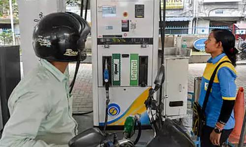 Petrol-डीज़ल की कीमतों में चौथी बार बढ़ोतरी, 10 दिनों में 7 रुपये से अधिक का उछाल Petrol-डीज़ल की कीमतों में चौथी बार बढ़ोतरी, 10 दिनों में 7 रुपये से अधिक का उछाल