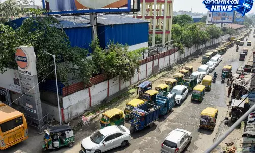 Petrol-डीज़ल की कीमतों में फिर बढ़ोतरी, दो हफ्ते में चौथी बार महंगा हुआ ईंधन Petrol-डीज़ल की कीमतों में फिर बढ़ोतरी, दो हफ्ते में चौथी बार महंगा हुआ ईंधन