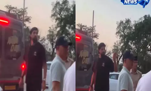 गुजरात टाइटन्स के खिलाड़ी इशांत शर्मा का फैन से सामना, IPL से पहले माहौल गर्म गुजरात टाइटन्स के खिलाड़ी इशांत शर्मा का फैन से सामना, IPL से पहले माहौल गर्म