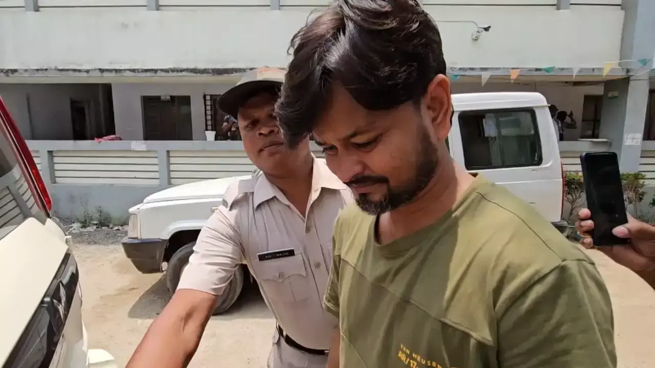 Hooghly: हथियारों की बरामदगी के बाद राजनीतिक हलचल तेज Hooghly: हथियारों की बरामदगी के बाद राजनीतिक हलचल तेज