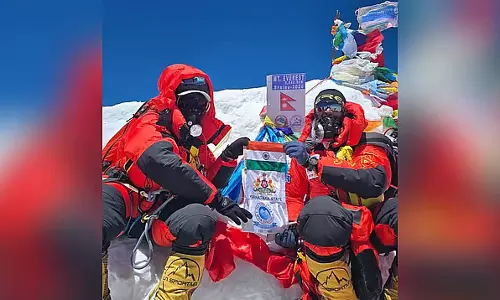 Bengaluru के दो पर्वतारोहियों ने 46 दिन के अभियान में माउंट एवरेस्ट फतह किया