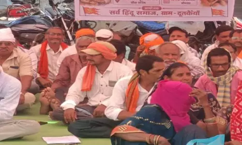 पुलिस अफसर ने युवाओं के हाथ में तलवार पकड़वाया और अपराधी बताया, आरोप लगाते बर्खास्त की मांग पुलिस अफसर ने युवाओं के हाथ में तलवार पकड़वाया और अपराधी बताया, आरोप लगाते बर्खास्त की मांग