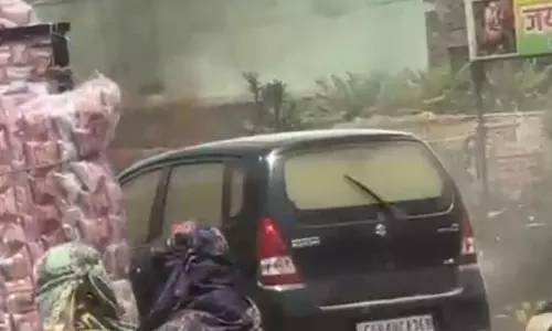 कालीबाड़ी चौक में कार में लगी आग, हड़कंप कालीबाड़ी चौक में कार में लगी आग, हड़कंप