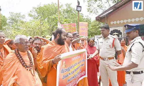 Andhra: पुलिस ने भुमना के खिलाफ संतों के मार्च को नाकाम किया; तिरुपति में तनाव Andhra: पुलिस ने भुमना के खिलाफ संतों के मार्च को नाकाम किया; तिरुपति में तनाव