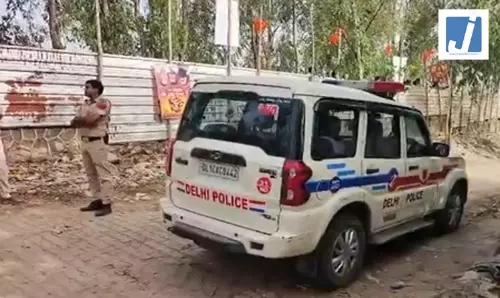 पेड़ से लटकता मिला ऑटो ड्राइवर का शव, पुलिस जांच में जुटी पेड़ से लटकता मिला ऑटो ड्राइवर का शव, पुलिस जांच में जुटी
