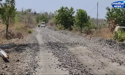 Parbhani : छह साल से अधूरी 7 KM सड़क, ग्रामीणों को भारी परेशानी Parbhani : छह साल से अधूरी 7 KM सड़क, ग्रामीणों को भारी परेशानी
