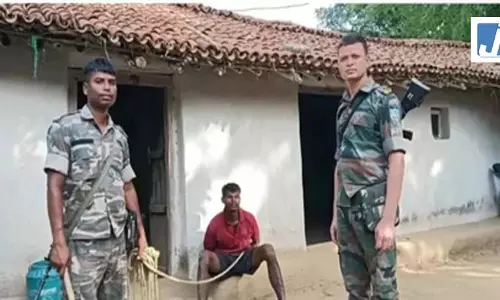 सनकी युवक ने कुल्हाड़ी से की पिता-पत्नी की हत्या, हमले में तीन वर्षीय बेटी भी गंभीर सनकी युवक ने कुल्हाड़ी से की पिता-पत्नी की हत्या, हमले में तीन वर्षीय बेटी भी गंभीर