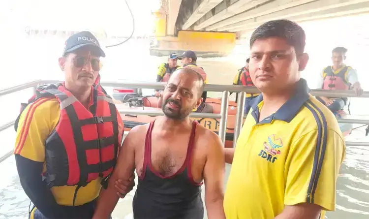 Haridwar: हाथी पुल की जंजीर में फंसे युवक को सुरक्षित निकाला गया Haridwar: हाथी पुल की जंजीर में फंसे युवक को सुरक्षित निकाला गया