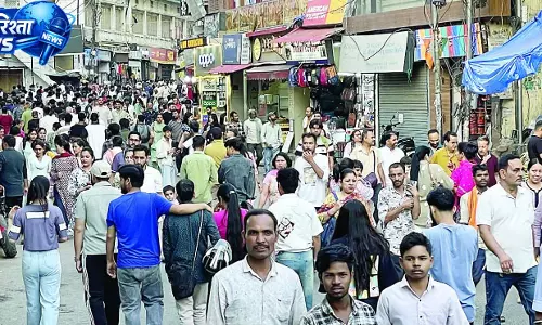 वीकेंड पर पर्यटकों से गुलजार हुआ सोलन शहर