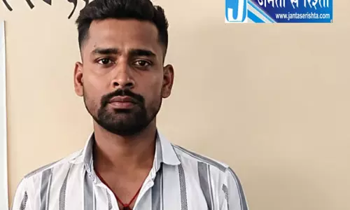 टॉकीज के सामने सटोरिया गिरफ्तार, IPL मैच में हार-जीत पर लगवा रहा था दांव टॉकीज के सामने सटोरिया गिरफ्तार, IPL मैच में हार-जीत पर लगवा रहा था दांव