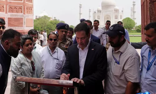 दुनिया का असली खज़ाना: Marco Rubio ने अपनी पत्नी जेनेट के साथ ताजमहल के दौरे के दौरान उसकी तारीफ़ की दुनिया का असली खज़ाना: Marco Rubio ने अपनी पत्नी जेनेट के साथ ताजमहल के दौरे के दौरान उसकी तारीफ़ की