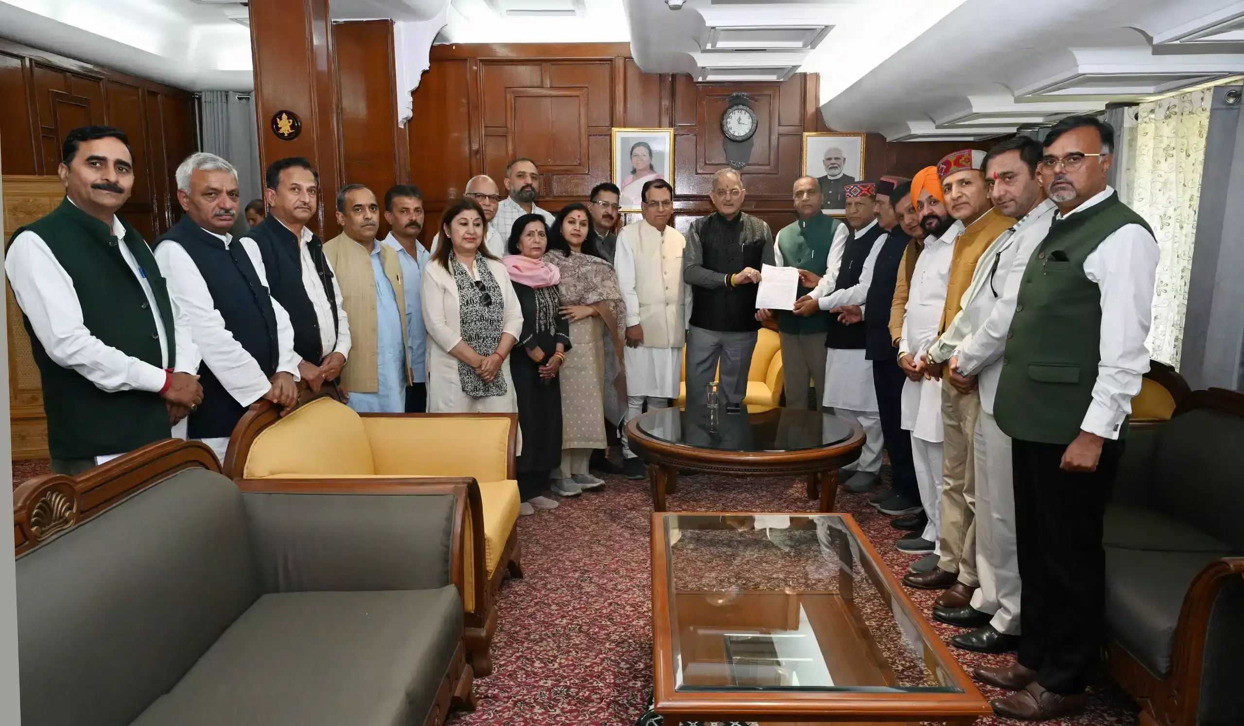 Shimla: सुक्खू सरकार के खिलाफ भाजपा पहुंची राज्यपाल के दरबार Shimla: सुक्खू सरकार के खिलाफ भाजपा पहुंची राज्यपाल के दरबार