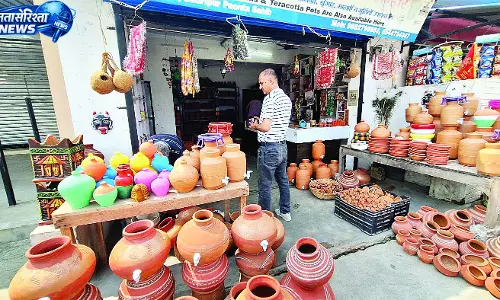 पांवटा में बढ़ती गर्मी के बीच मटके-सुराही की बढ़ी मांग