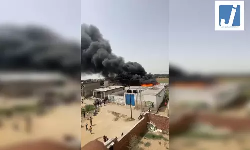 झुग्गियों में भीषण आग, 20 से ज्यादा झुग्गियां जलकर राख, बाल-बाल बचे लोग झुग्गियों में भीषण आग, 20 से ज्यादा झुग्गियां जलकर राख, बाल-बाल बचे लोग