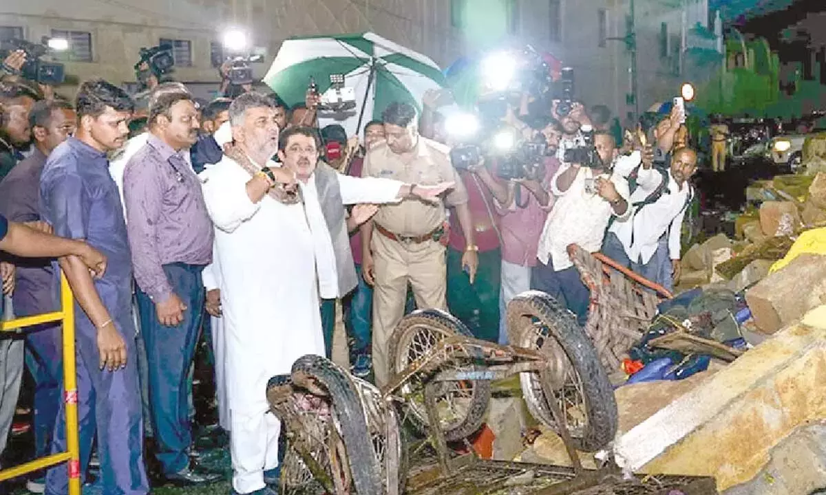 Karnataka: अस्पताल की दीवार गिरने की घटना में ठेकेदार के खिलाफ FIR दर्ज
