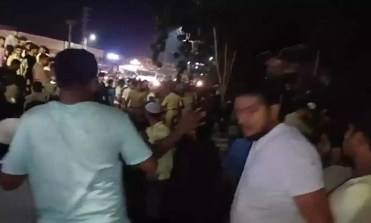 Karnataka: धार्मिक स्थल को दूसरी जगह ले जाने को लेकर हुए विरोध प्रदर्शन के बाद भटकल में तनाव