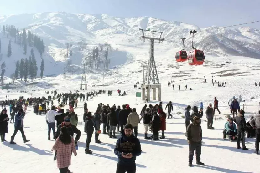 Srinagar: गोंडोला सेवा रुकने से गुलमर्ग में अफरा-तफरी का माहौल Srinagar: गोंडोला सेवा रुकने से गुलमर्ग में अफरा-तफरी का माहौल