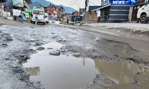 Manali-नग्गर रोड की खराब हालत से पर्यटन उद्योग चिंतित Manali-नग्गर रोड की खराब हालत से पर्यटन उद्योग चिंतित