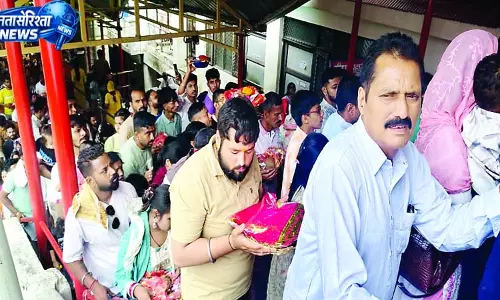 ज्वालामुखी मंदिर में 35 हजार श्रद्धालु नतमस्तक