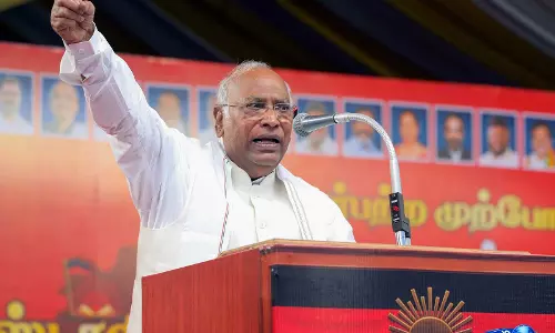 ईंधन कीमतों में बढ़ोतरी पर Kharge का केंद्र सरकार पर हमला ईंधन कीमतों में बढ़ोतरी पर Kharge का केंद्र सरकार पर हमला