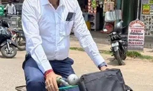 Dumka : रिटायरमेंट से पहले भी साइकिल से ऑफिस जा रहे डॉ. राजशेखर Dumka : रिटायरमेंट से पहले भी साइकिल से ऑफिस जा रहे डॉ. राजशेखर